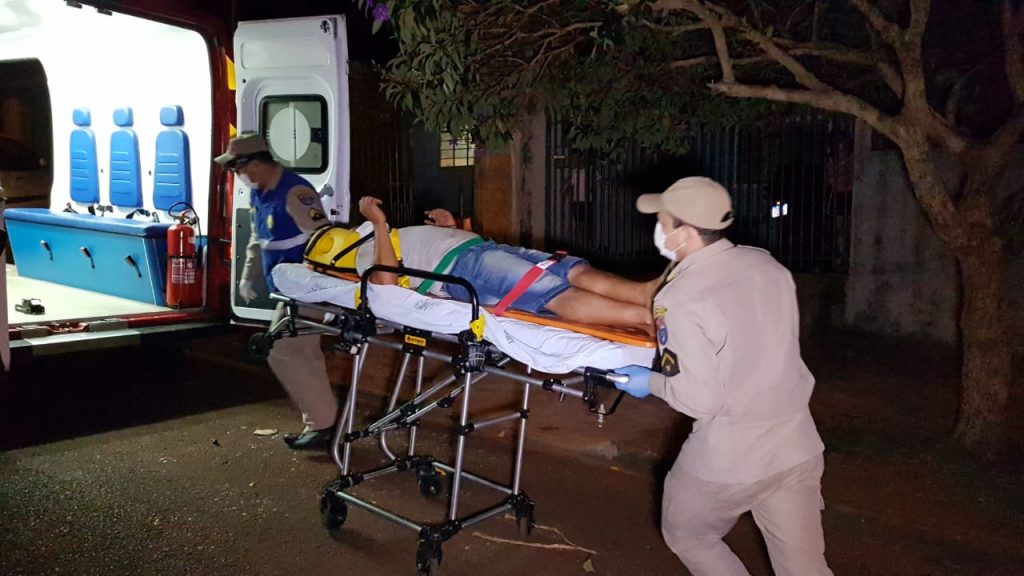 Homem vítima de acidente de trânsito é socorrido pelo Siate no Conjunto Sanga Funda