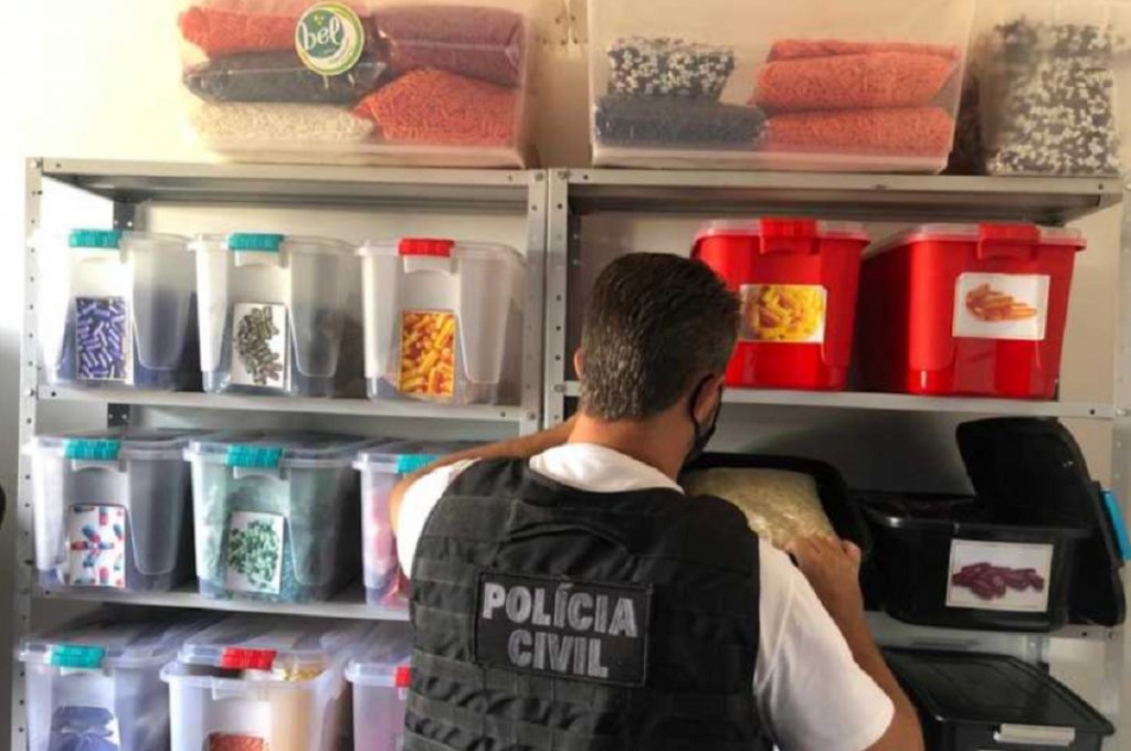 Polícia Civil fecha laboratório medicinal em Ponta Grossa Polícia Civil fecha laboratório medicinal em Ponta Grossa