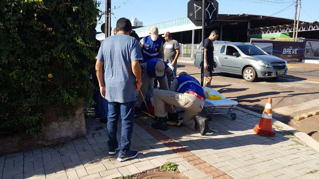 Motociclista de 23 anos colide com Fiat Palio e sofre contusões no Bairro Coqueiral