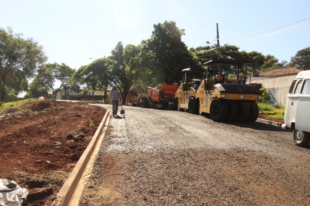 Prefeitura leva asfalto em ruas da região do Bairro Neva Prefeitura leva asfalto em ruas da região do Bairro Neva