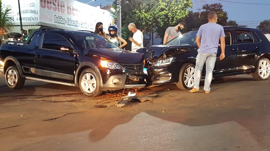 Homem fratura braço em forte colisão na Rua Souza Naves, no Bairro Parque São Paulo
