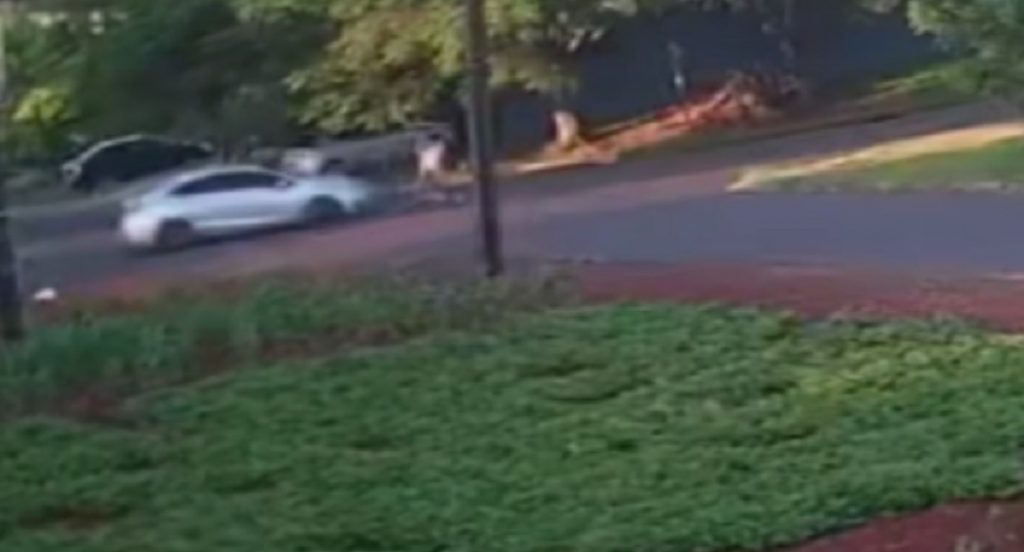 Acidente de trânsito no Bairro Cataratas é flagrado por câmera de segurança; veja o vídeo Acidente de trânsito no Bairro Cataratas é flagrado por câmera de segurança; veja o vídeo