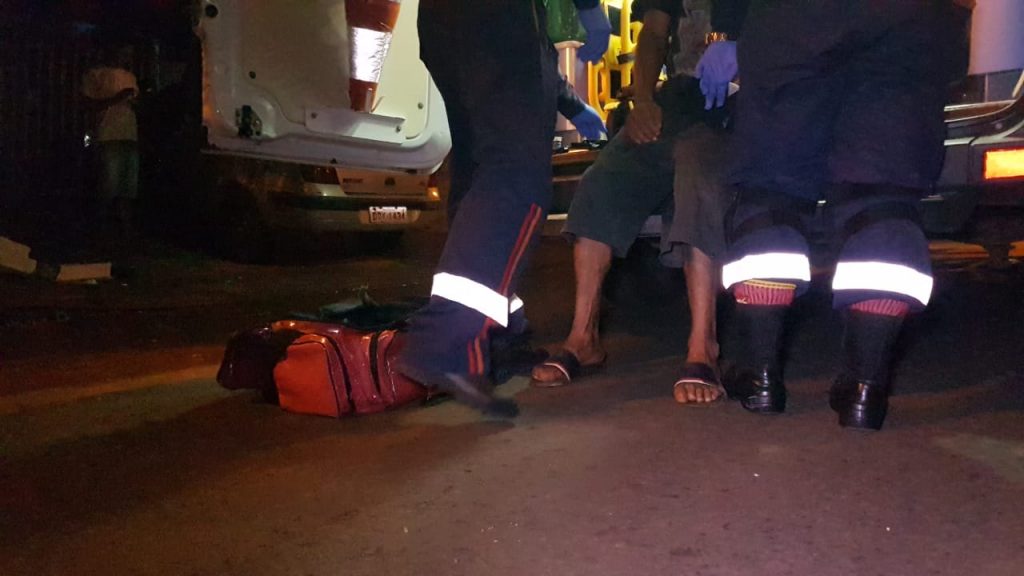 Homem encontrado caído em via pública no Bairro Periolo é socorrido pelo Samu Homem encontrado caído em via pública no Bairro Periolo é socorrido pelo Samu