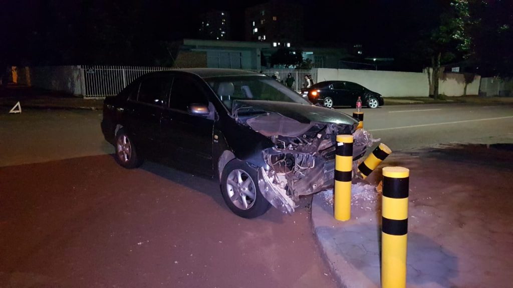 Civic e Corolla batem em cruzamento no Centro de Cascavel Civic e Corolla batem em cruzamento no Centro de Cascavel