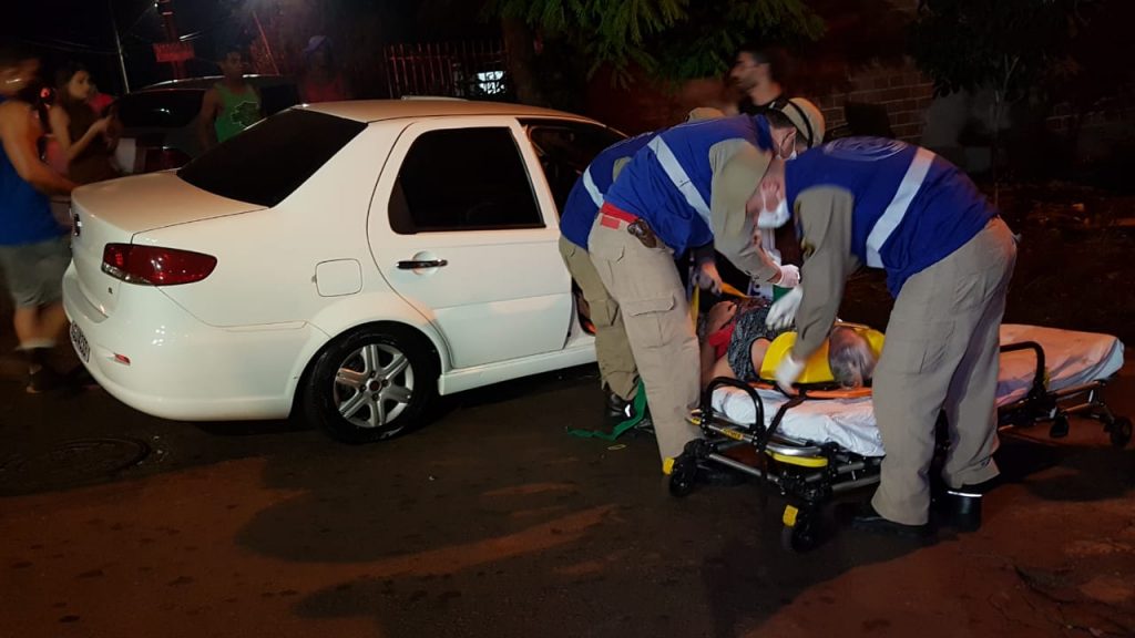Vectra e Siena batem em cruzamento no Bairro Brasília e idosos ficam feridos Vectra e Siena batem em cruzamento no Bairro Brasília e idosos ficam feridos