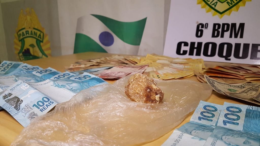 Choque apreende crack e até dólar em ação contra o tráfico no Bairro Santa Felicidade Choque apreende crack e até dólar em ação contra o tráfico no Bairro Santa Felicidade