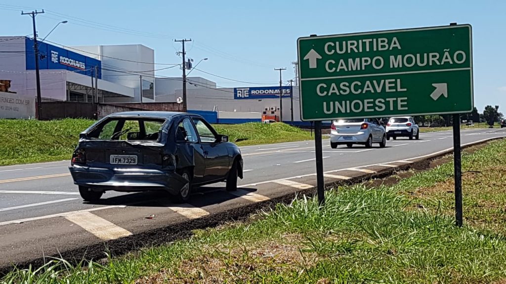 Engavetamento deixa trânsito lento na BR-277 no Trevo Carelli Engavetamento deixa trânsito lento na BR-277 no Trevo Carelli