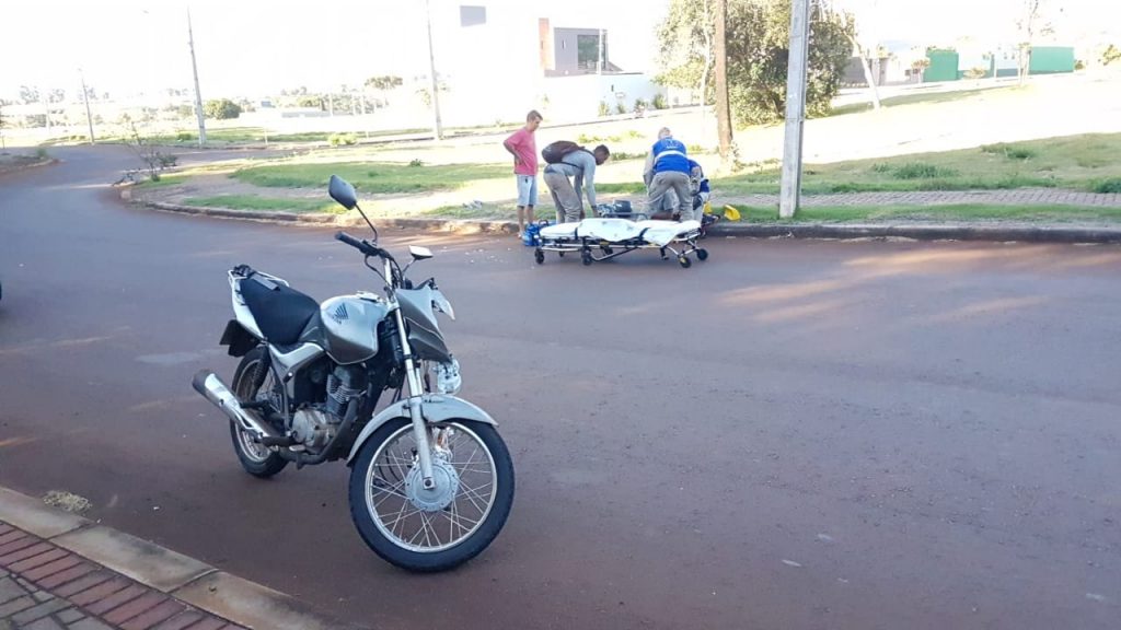 Homem fratura a clavícula após cair de moto no Bairro Claudete Homem fratura a clavícula após cair de moto no Bairro Claudete