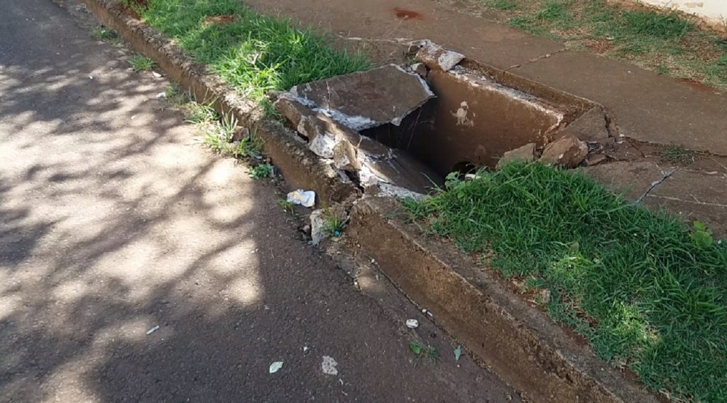 Tampa de bueiro quebrada há quase um mês gera reclamação de morador do Bairro Parque Verde Tampa de bueiro quebrada há quase um mês gera reclamação de morador do Bairro Parque Verde