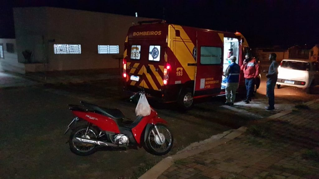 Fiat Uno e Biz se envolvem em acidente na Rua Jacarezinho