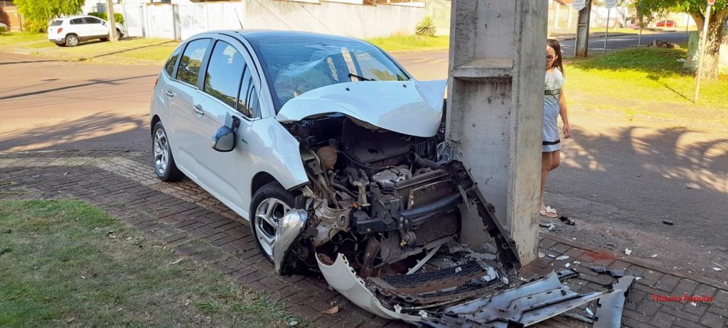 Condutora colide carro em poste em Foz do Iguaçu