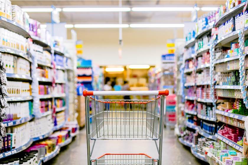 Serviços essenciais como supermercados e farmácias poderão atender normalmente aos domingos