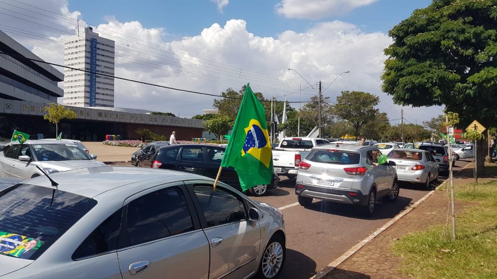 Adeptos de Bolsonaro realizam carreata contra o STF nas ruas de Cascavel