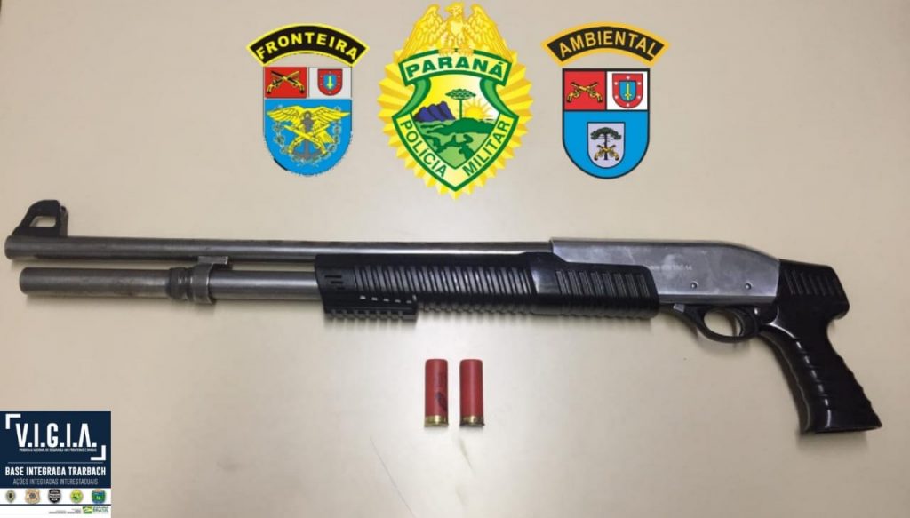 Durante a Operação Hórus em Cafezal do Sul, BPFron e BPAmb apreendem arma de fogo em veículo
