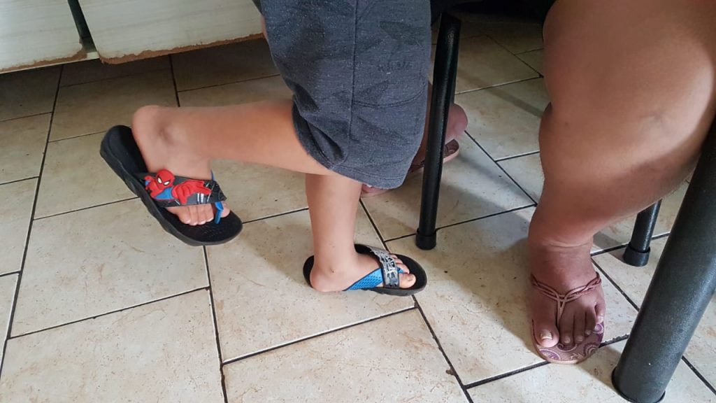 Babá acusada de agredir criança nega acusações e diz estar sendo vítima de calúnia