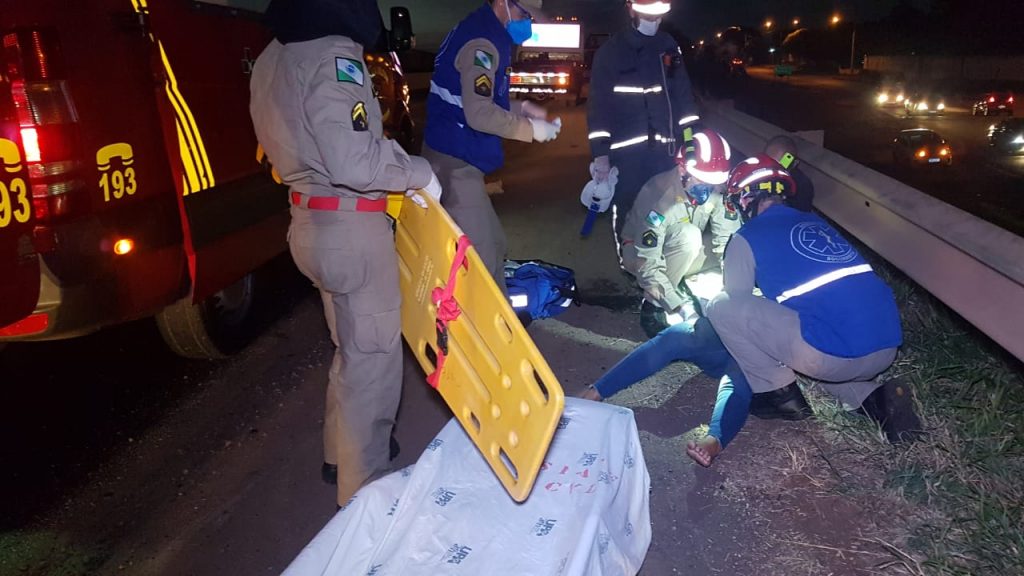 Mulher sofre fratura após cair de moto na PRc-467, em Cascavel