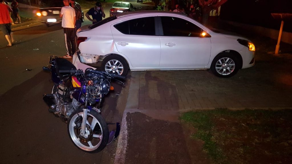 Forte colisão de trânsito entre carro e moto é registrada no Bairro Santo Onofre