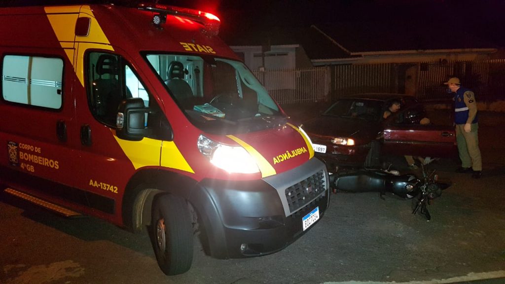 Motociclista se fere ao colidir contra carro na Rua Visconde de Guarapuava, no Bairro Cancelli