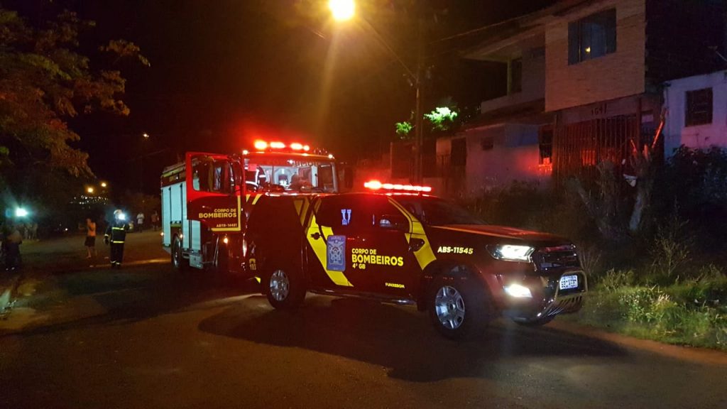 Fogo em sofá causa princípio de incêndio em casa no Morumbi; três caminhões dos Bombeiros foram mobilizados