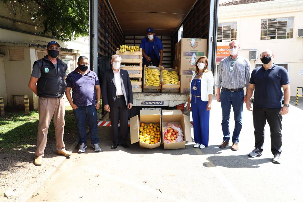 Ação da Ceasa entrega frutas a profissionais da saúde na linha de frente