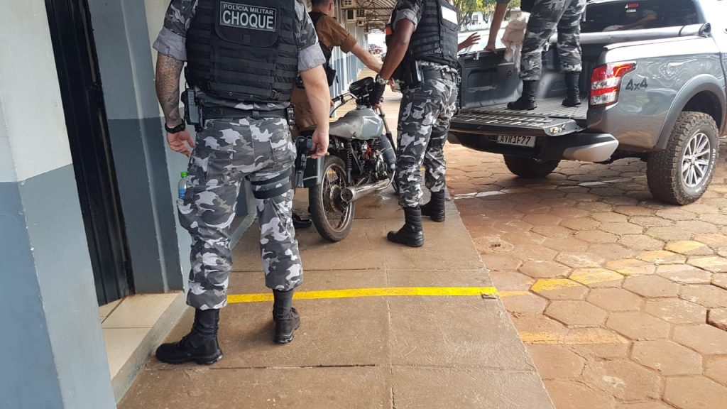 Homem é detido pelo Choque pilotando moto sem placa e com chassi adulterado, no Bairro Interlagos