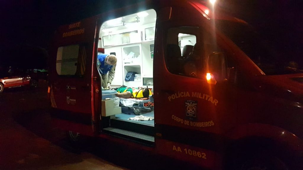 Ciclista fica ferido ao colidir contra carro no Bairro Santa Cruz