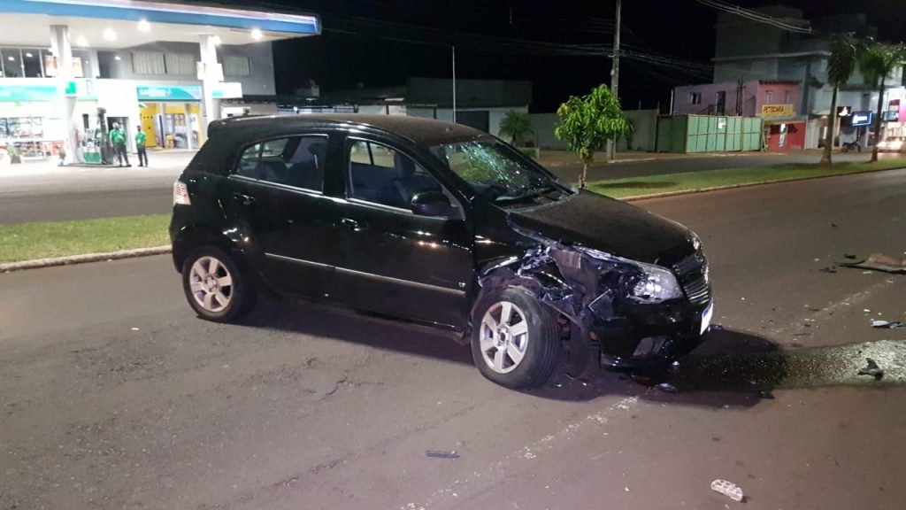 Corolla estacionado é atingido por Agile na Avenida Brasil, no Coqueiral