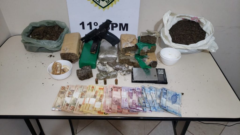 Rotam e K9 fazem apreensão de drogas, dinheiro e arma em residência em Campo Mourão