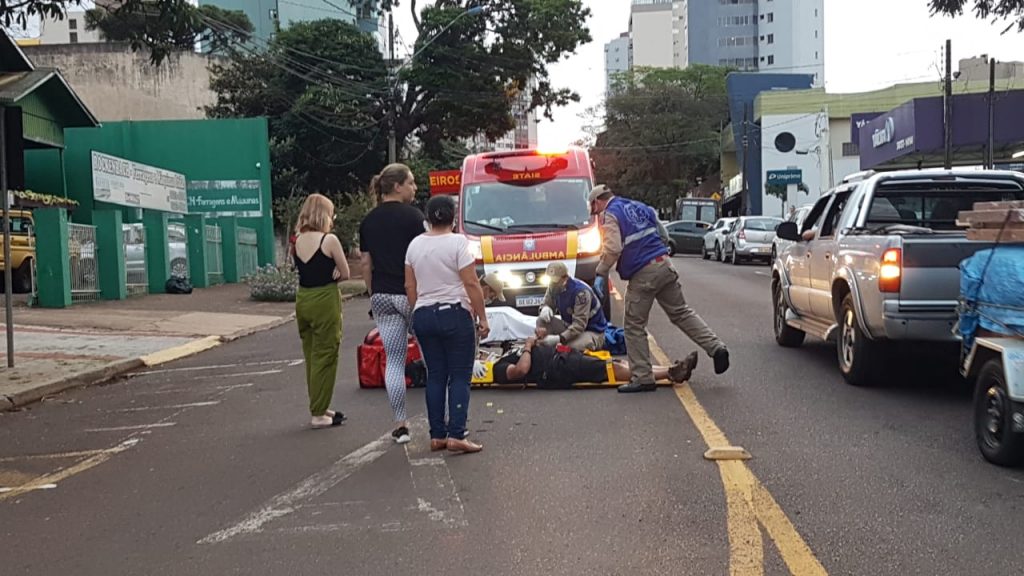 Acidente de trânsito deixa motociclista ferido, no Centro de Cascavel