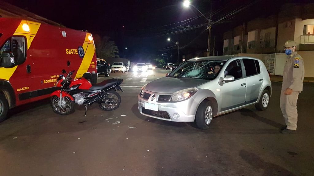 Sandero e moto batem em cruzamento no Bairro Tropical