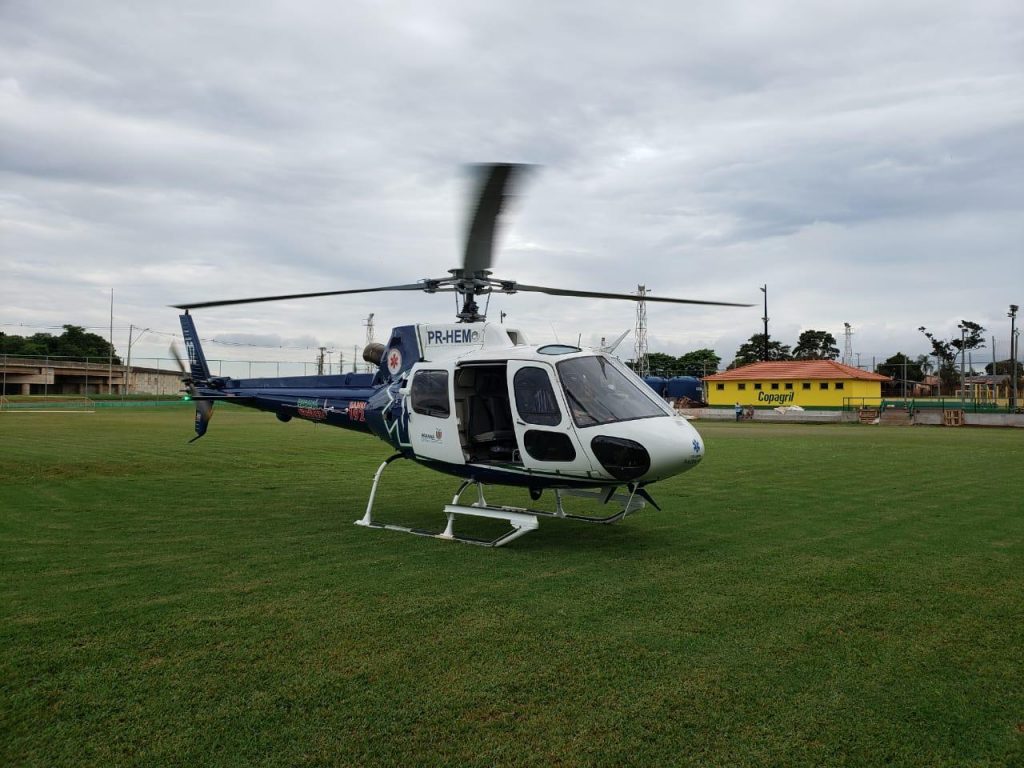 Homem de 57 anos que sofreu esmagamento ao ser atingido por árvore é transferido de helicóptero