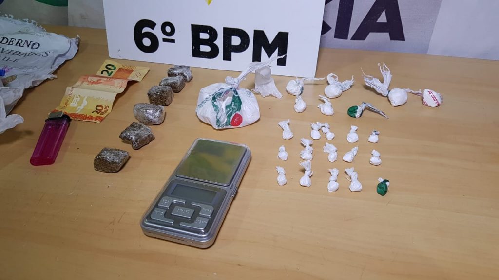 Dois são detidos pela PM por envolvimento com o tráfico de drogas no Jardim Clarito