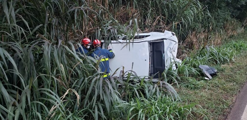 Colisão envolvendo carro e caminhão deixa duas pessoas feridas na PR-566, em Francisco Beltrão