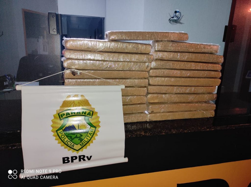 PRE apreende 20 kg de maconha em ônibus na PR-323, em Iporã