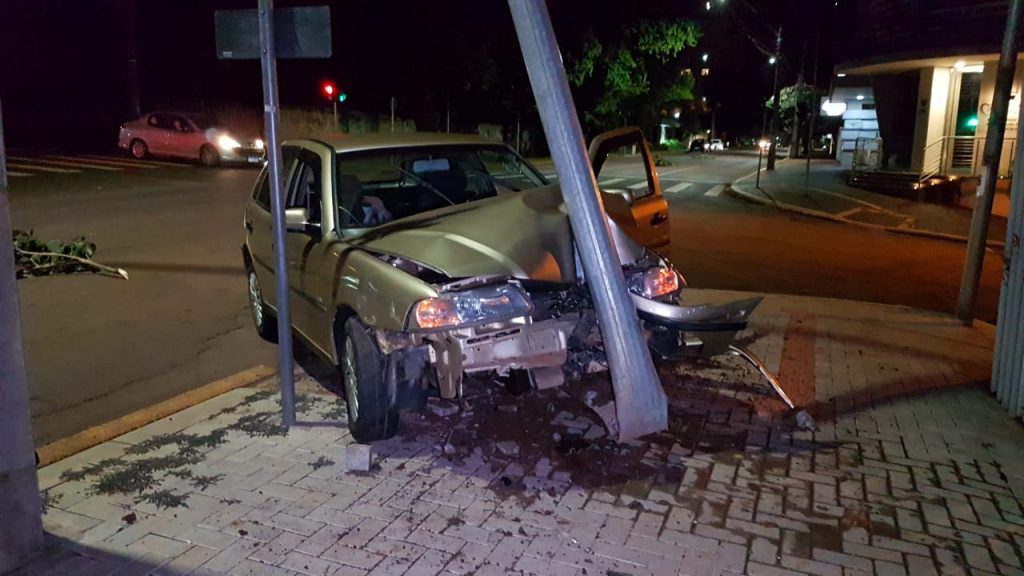 Condutor de Gol é preso por embriaguez após colidir em semáforo no Centro