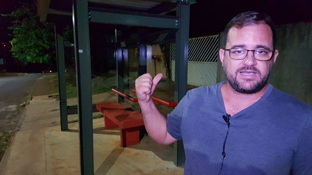 Ponto de ônibus instalado muito próximo a entrada de casa gera transtornos e morador faz apelo à Secretaria de Obras