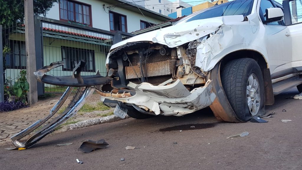 Forte colisão entre caminhonete e ônibus é registrada na Avenida Brasil, no Coqueiral