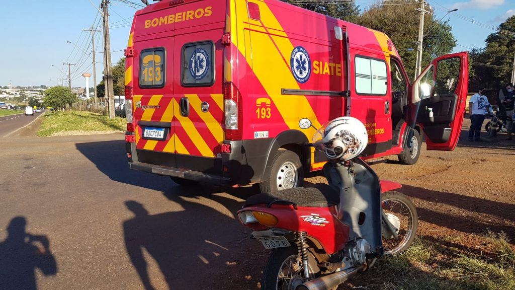 Condutora de Biz fica ferida ao ser atingida na traseira por carro às margens da BR-277