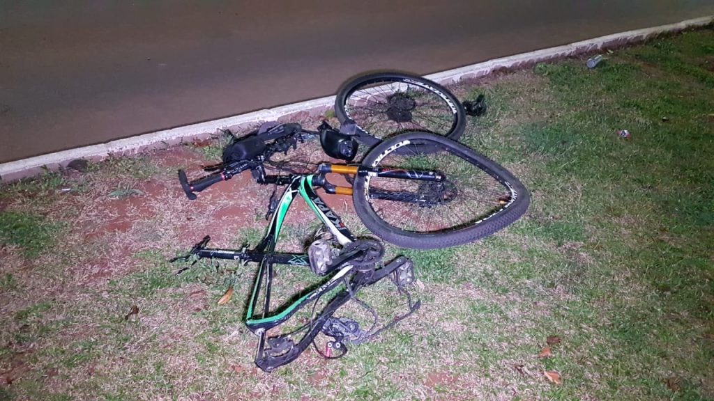 Ciclista fica ferido ao bater contra carro na Avenida Brasil, no Bairro São Cristóvão