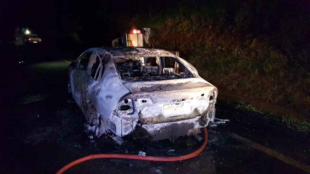 Civic pega fogo e fica completamente destruído após acidente na PR-486, em Cascavel