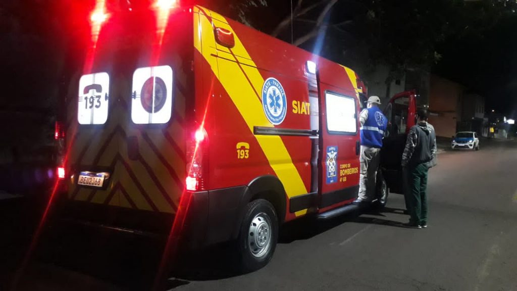 Mulher fica ferida ao sofrer queda com moto na Rua General Osório, no Parque São Paulo