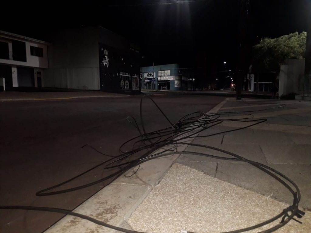 Fios caídos na Rua Paraná expõem riscos a veículos que trafegam na via