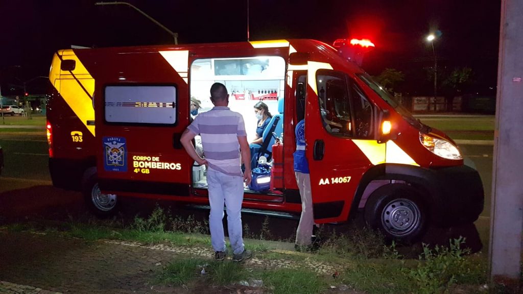 Mulher fica ferida em acidente entre carro e moto no Bairro São Cristóvão