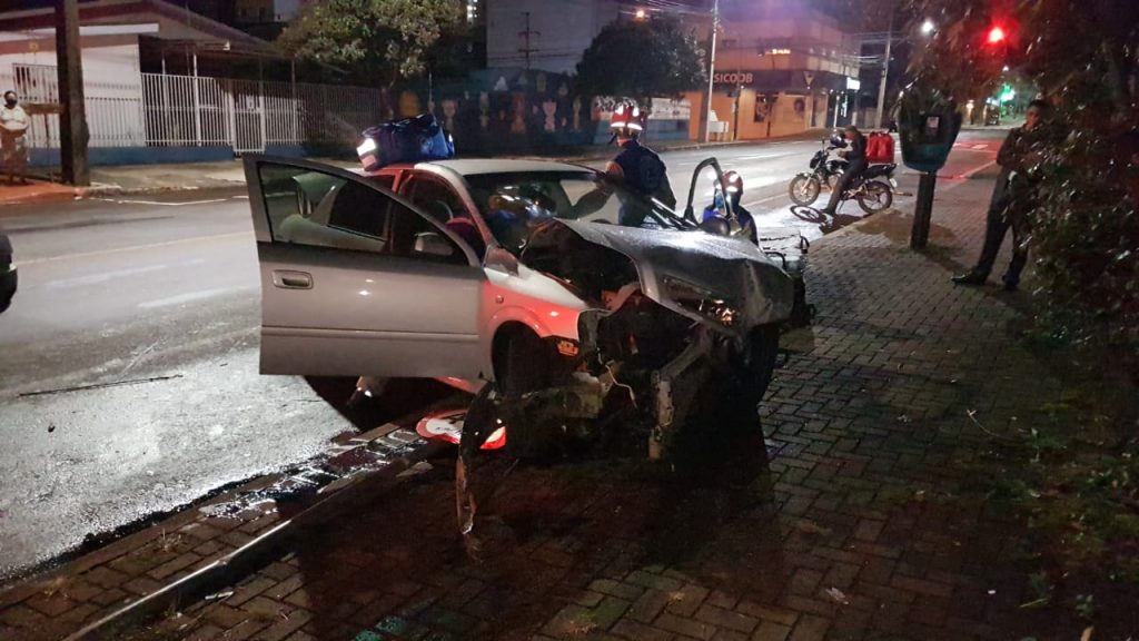 Motorista perde o controle, bate em parede e placa de sinalização na Rua General Osório, no Centro