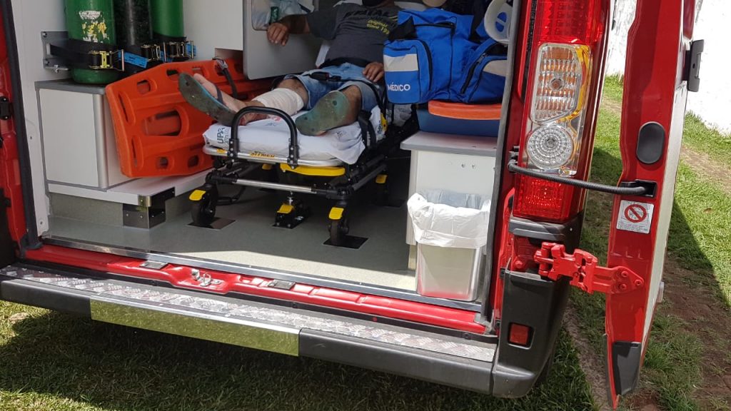 Homem sofre corte em panturrilha enquanto manuseava máquina de serra