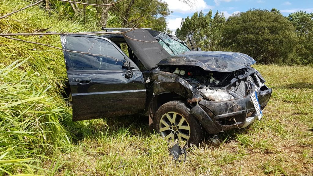 Pajero capota na PR-180 e mãe e filho são socorridos