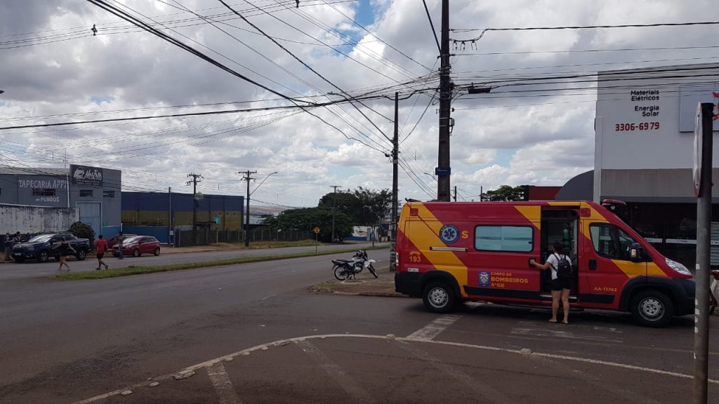 Motociclista fica ferido em acidente na Av. Rocha Pombo