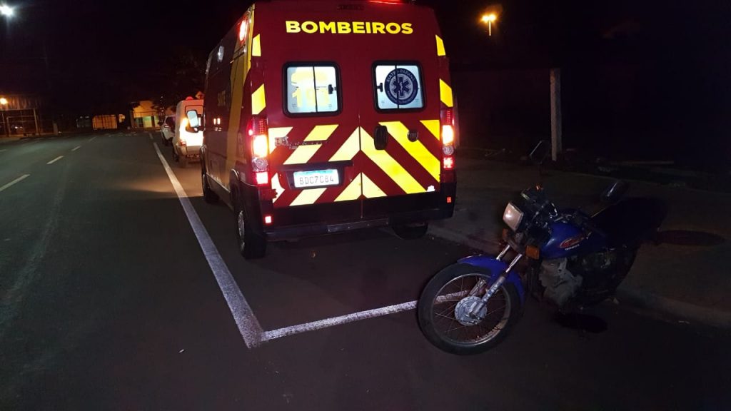 Colisão entre carro e moto deixa homem ferido na Rua Xavantes, no Santa Cruz