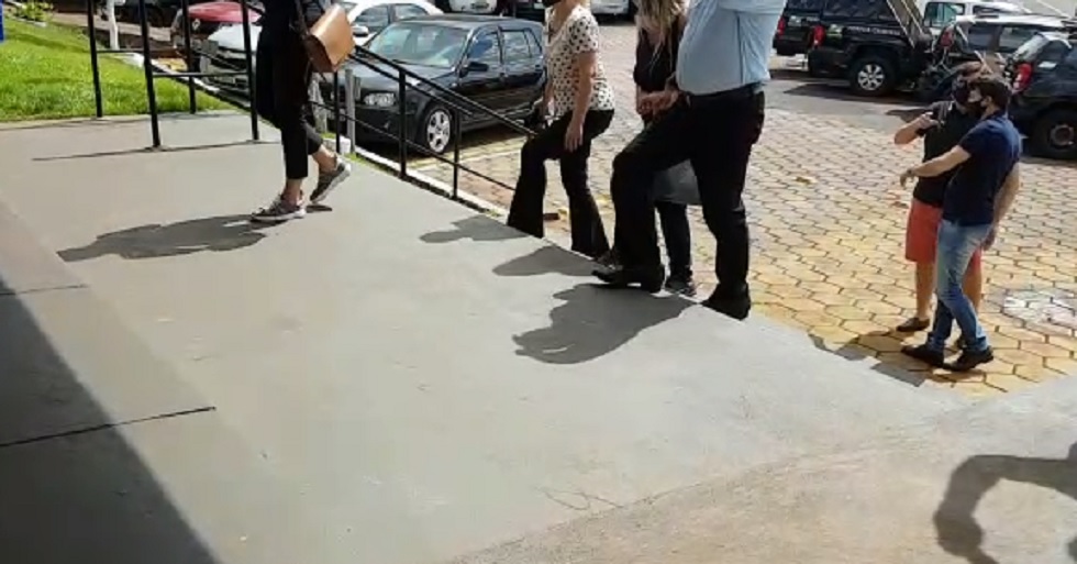 Familiares das vítimas de acidente aéreo vão ao IML para fazer a liberação dos corpos
