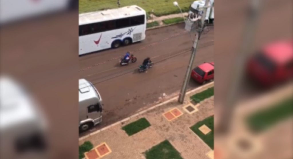 Internauta registra ‘racha’ entre motociclistas no Jardim Mantovani Internauta registra ‘racha’ entre motociclistas no Jardim Mantovani